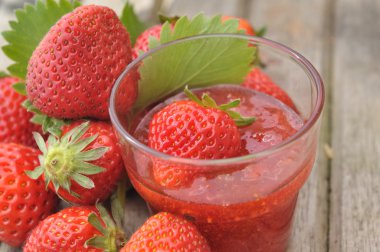 lezzetli çilek reçeli