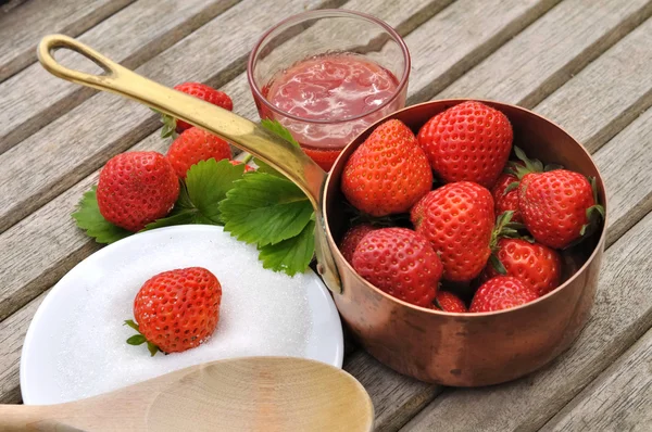 Preprare strawberry jam — Stock Photo, Image