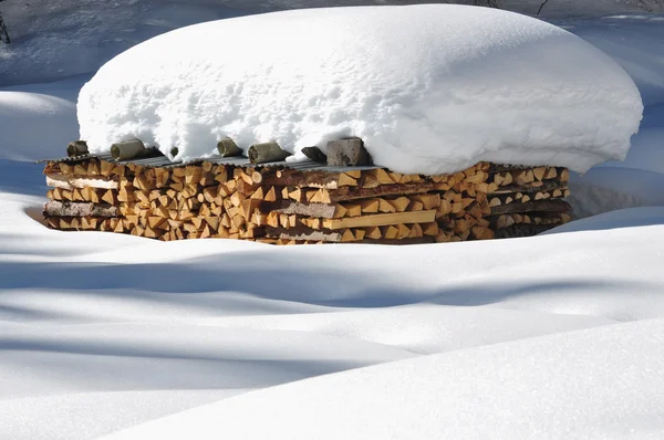 Brandhout in sneeuw — Stockfoto