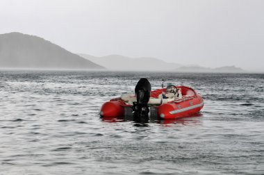 kırmızı şişirilebilir tekne