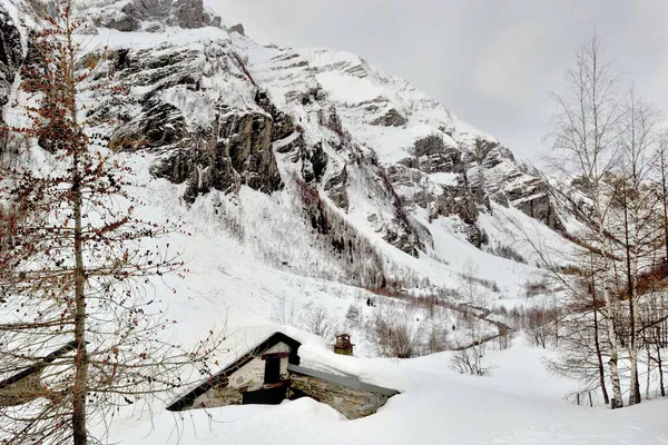 Karda Alp Dağı Karda Bir Dağ Evi Gömülü — Stok fotoğraf