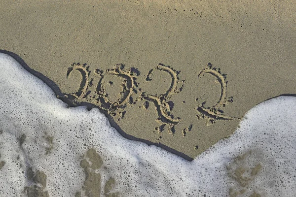 2022 Написано Піску Пляжу Краю Піни Хвилі — стокове фото