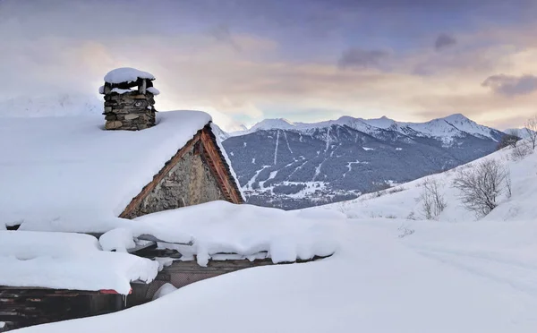 Kış Manzarası Dağlarında Karlı Dağ Evi — Stok fotoğraf