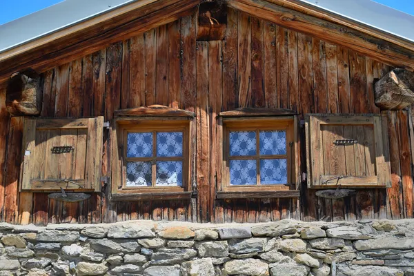 传统高山小屋立面的窗户 — 图库照片