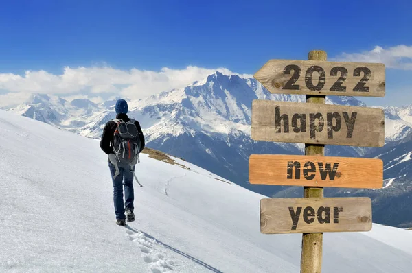 2020 Gelukkig Nieuwjaar Wrtten Een Postbord Met Een Wandelaar Wandelen — Stockfoto