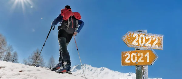 2022 Escrito Cartaz Com Homem Turnê Esqui Escalada Neve Ensolarado — Fotografia de Stock