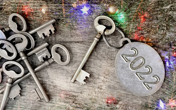 2022 Год Выгравирован Кольце Старого Ключа Рождественском Фоне Огней Орнамента — стоковое фото