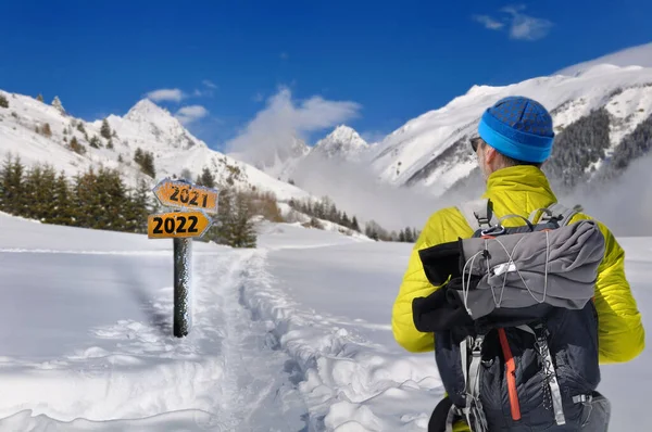 2022 2021 Escrito Cartel Con Excursionista Caminando Sobre Nieve Fondo —  Fotos de Stock