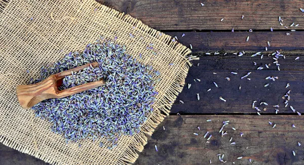 Houten Lepel Blaadjes Van Lavendelbloemen Textiel Houten Ondergrond — Stockfoto