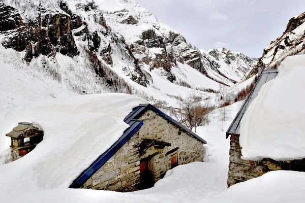 Bir Köydeki Dağ Evi Kışın Alp Dağları Nda Karlara Gömüldü — Stok fotoğraf