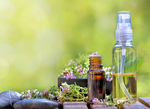 Пляшки Ефірної Олії Квіти Ароматичної Трави Столі Зеленому Фоні — стокове фото