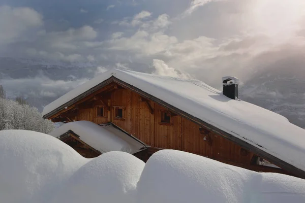 Wooden Chalet Alpine Village Covered Fresh Snow Mountain Landscape — Stock Photo, Image