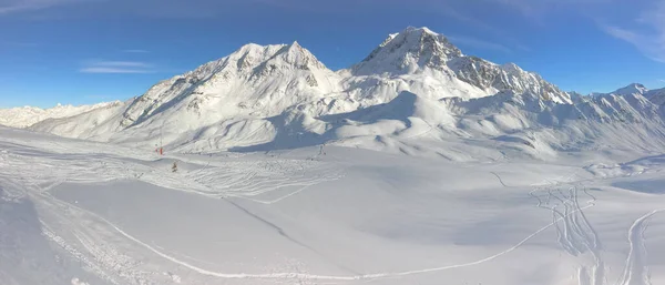 Panoramiczny Widok Szczyt Góry Pokryty Śniegiem Trasami Narciarskimi Stokach — Zdjęcie stockowe