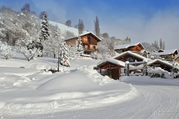 Chalets Alpine Village Covered Snow End White Rural Road — Fotografia de Stock
