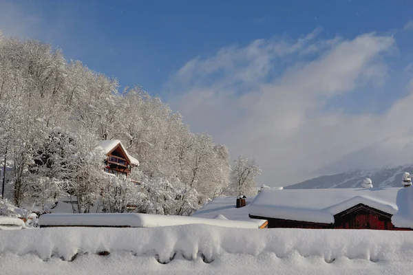 Roof Wooden Chalet Alpine Village Covered Fresh Snow Mountain Landscape — Stock Photo, Image