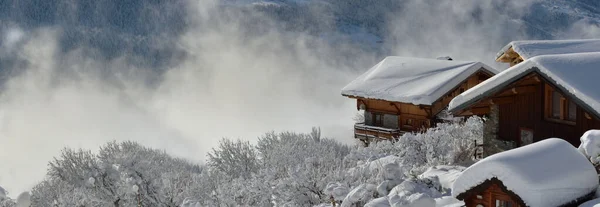 Wooden Chalets Alpine Village Covered Snow Overlooking Cloudy Valley Landscape — Fotografia de Stock