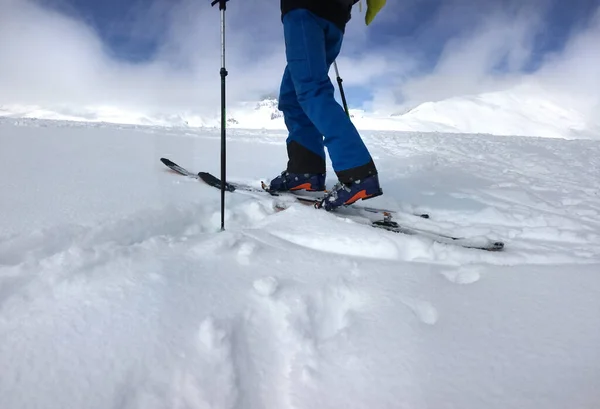 Άνθρωπος Touring Σκι Αναρρίχηση Βουνό Φρέσκο Χιόνι — Φωτογραφία Αρχείου