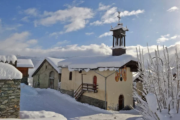 Barokní Kaple Horské Vesnici Pokryté Sněhem — Stock fotografie