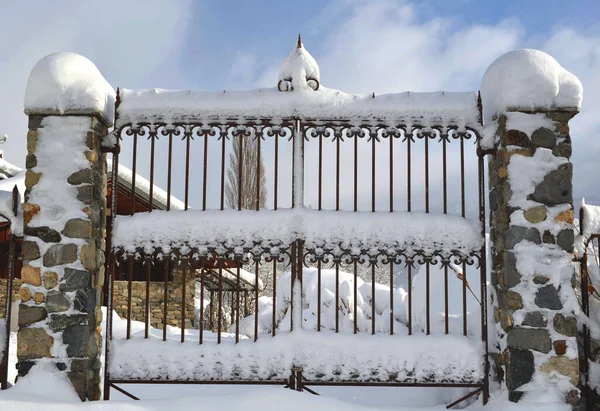 Smeedijzeren Poort Bedekt Met Sneeuw Van Een Alpenhuis — Stockfoto