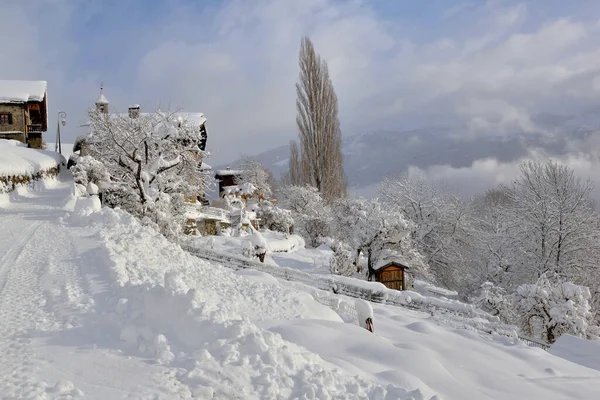 Alpine Village Covered Fresh Snow Mountain — Foto Stock