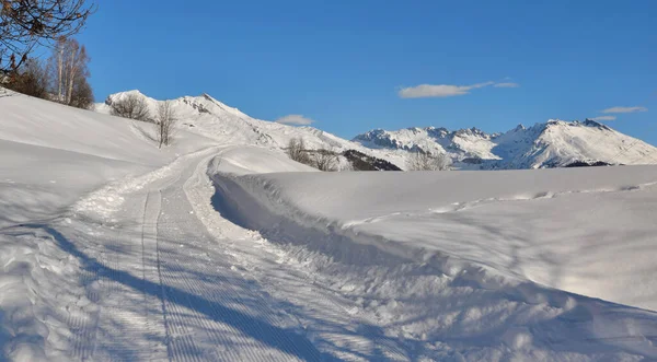 Besneeuwde Voetpad Kruising Alpine Berg Onder Blauwe Hemel — Stockfoto