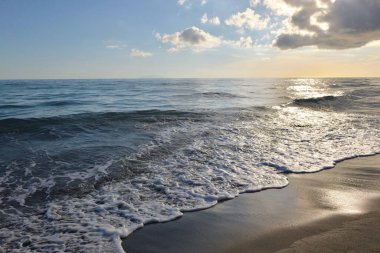 Korsika 'da gün batımında plaj ve deniz - Avrupa