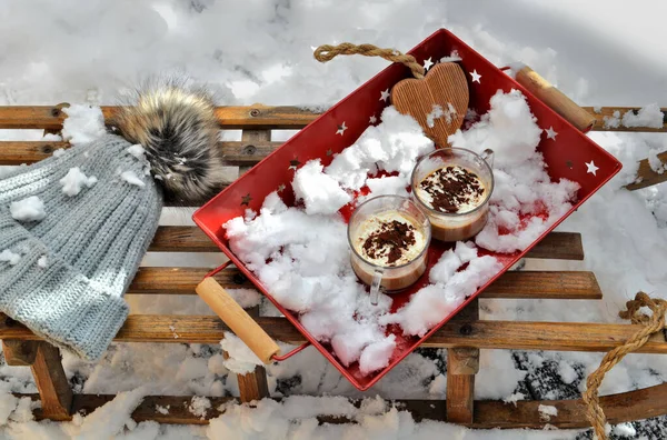 Tassen Cappuccino Und Holzherz Einem Roten Tablett Mit Schnee Auf — Stockfoto