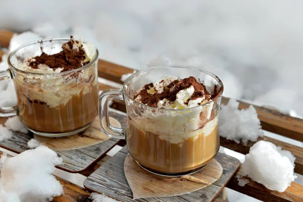 Duas Xícaras Cappuccino Colocadas Trenó Madeira Neve — Fotografia de Stock