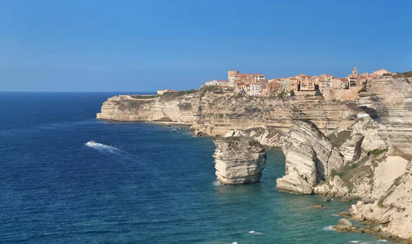 Citadela Bonifacio Nad Vápencovým Útesem Výhledem Moře Jasně Modré Obloze — Stock fotografie