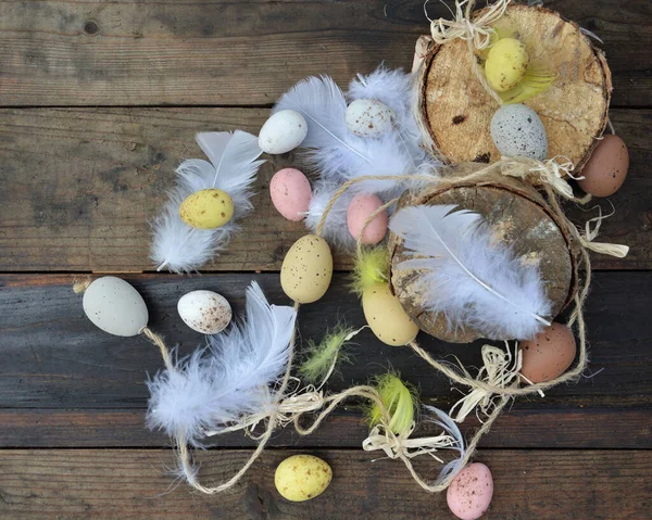 Dekorative Ostereier Mit Weißen Federn Auf Holzgrund Bemalt — Stockfoto