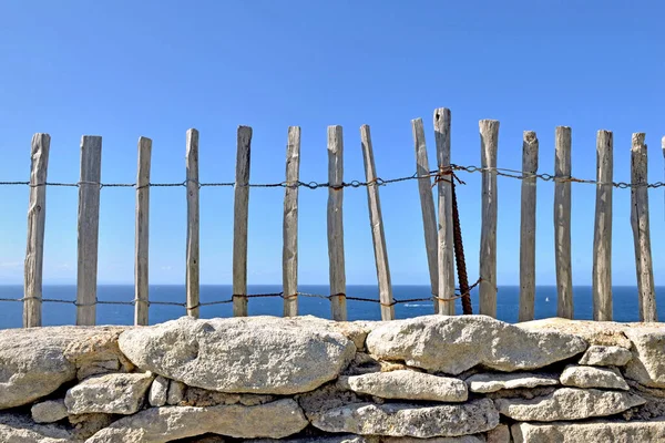 Ξύλινο Παράκτιο Φράχτη Πέτρινο Τοίχο Μπροστά Από Γαλάζιο Της Θάλασσας — Φωτογραφία Αρχείου