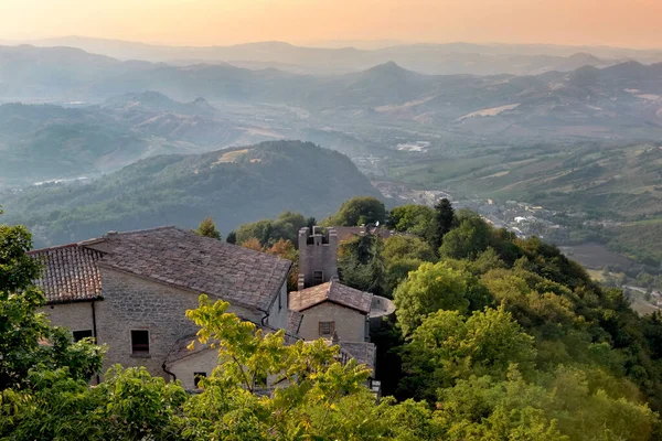 Stary Dom Wzgórzu Tle Krajobraz Górski Zachód Słońca San Marino — Zdjęcie stockowe