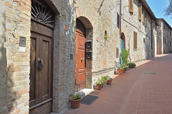 Πρόσοψη Πέτρινων Σπιτιών Ασφαλτοστρωμένο Δρόμο Στην Ιταλία Τοσκάνη Χωριό Marcialla — Φωτογραφία Αρχείου