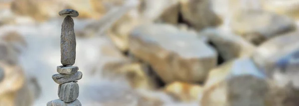 Suyun Önündeki Taş Yığını Bulanık Kayaya Düşüyor — Stok fotoğraf