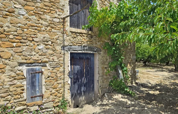 Deel Van Oud Gebouw Met Bomen Een Boomgaard Zuid Frankrijk — Stockfoto