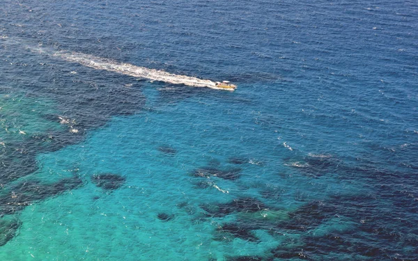 Pequeno Barco Mar Azul Turquesa Ilha Córsega — Fotografia de Stock