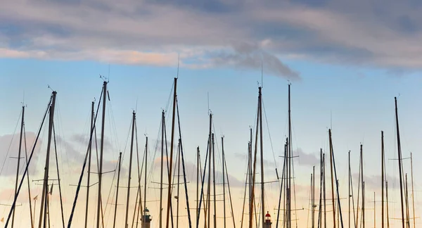 Close Zicht Rij Zeilboot Masten Een Haven Onder Een Kleurrijke — Stockfoto