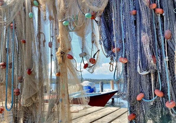 Κρέμονται Δίχτυα Αλιείας Στοιβαγμένα Μια Λίμνη Μπροστά Από Μια Βάρκα — Φωτογραφία Αρχείου