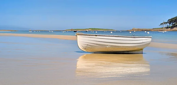Barca Bianca Posta Sulla Sabbia Vicino Mare Azzurro Con Riflesso — Foto Stock