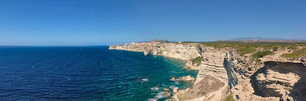 澄んだ青い空に海を見下ろす石灰岩の崖とボニファシオコルシカ島の海岸線 — ストック写真