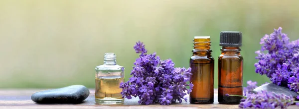 Panoramablick Auf Eine Flasche Ätherisches Und Lavendelblüten Auf Einem Holztisch — Stockfoto