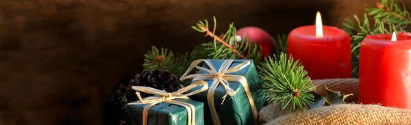 キャンドルライト付き自然素材で落ち着いた伝統的なクリスマスの装飾 — ストック写真