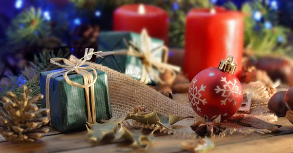 Decoração Natal Tradicional Com Velas Presentes Luzes Borrão Fundo — Fotografia de Stock