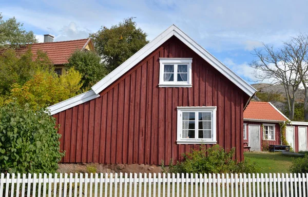 Přední Pohled Typický Červený Švédský Dům Bílým Plotem — Stock fotografie