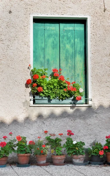 Ventana Con Persiana Verde Cerrada Una Fachada Casa Vieja Con — Foto de Stock