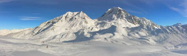 Panoramic View Peak Mountain Covered Snow Ski Tracts Slopes — 图库照片