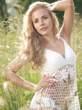 çim sarışın kız