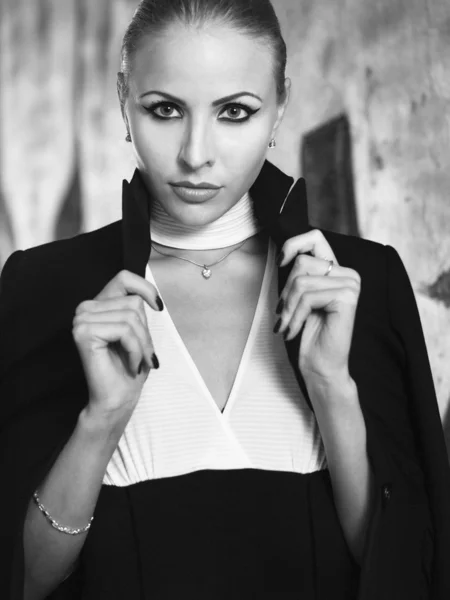 Девушка в черно-белом пиджаке — стоковое фото