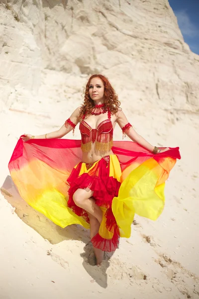 Bellydance in red dress — Stock Photo, Image