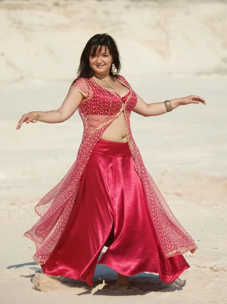 Східна танцівниця в червоній сукні Ліцензійні Стокові Фото